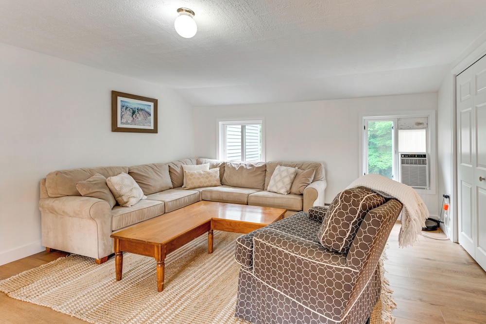 Condo w/ Deck & Grill < 5 Miles to Loon Mountain!