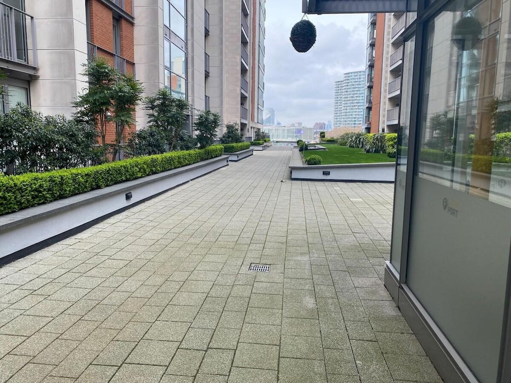 Royal Docks Luxury 3 Bedroom Apartment