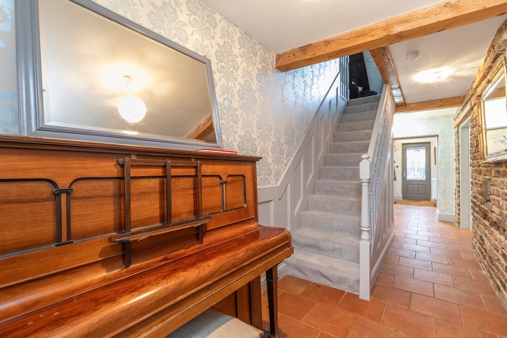 Country Farmhouse, Sleeps 13 & New 8seater Hot Tub