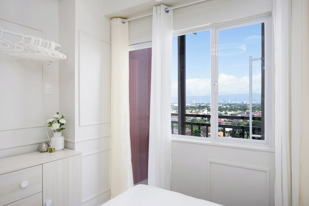 Chic Studio With Balcony & City View Near Airport