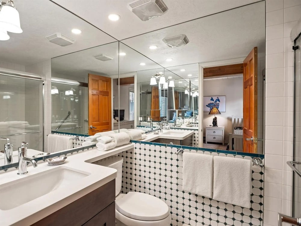Comfortable 3BR Condo in Downtown Aspen Near Lift 1A With Pool & hot Tub!