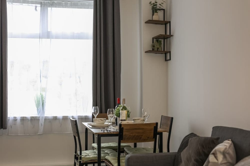 3 Bedroom House With Free Parking