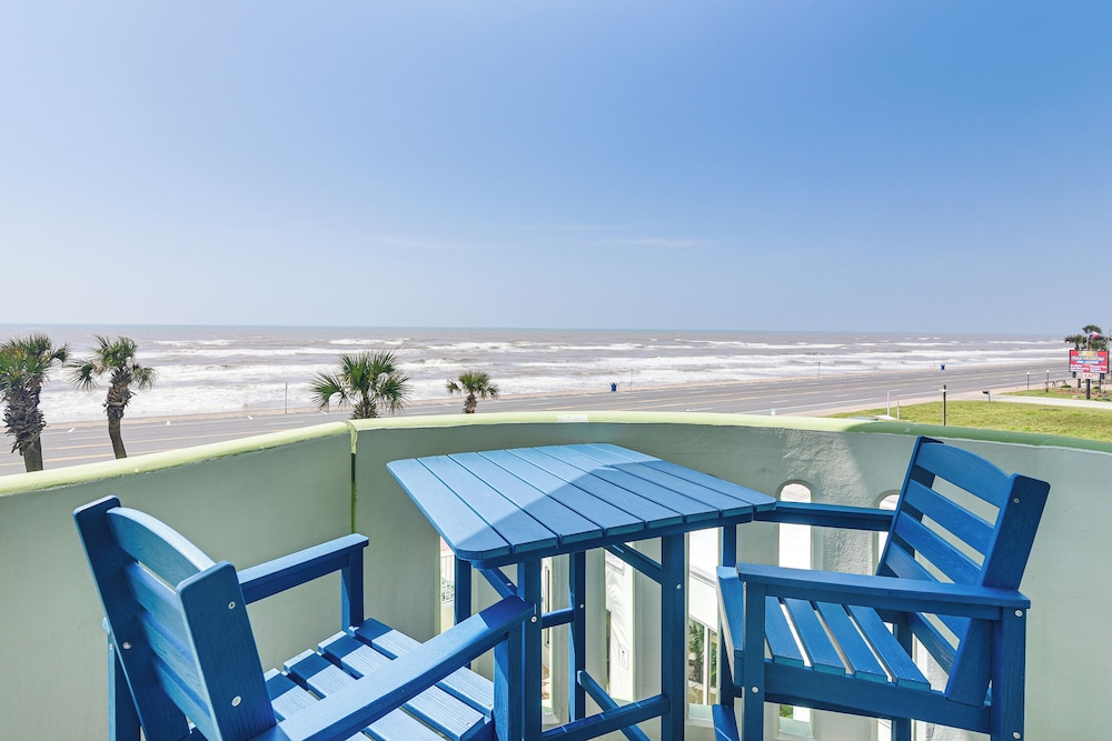Walk to Galveston Beach: Family Condo w/ Pool