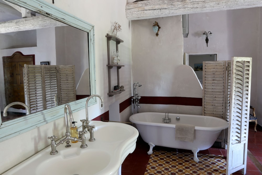 Justin de Provence en Orange — bathroom