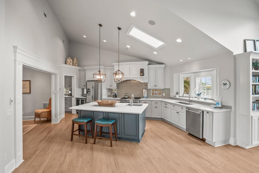 Elegant, Marsh-front 5-bed, 4-bath Home, Sleeps 12