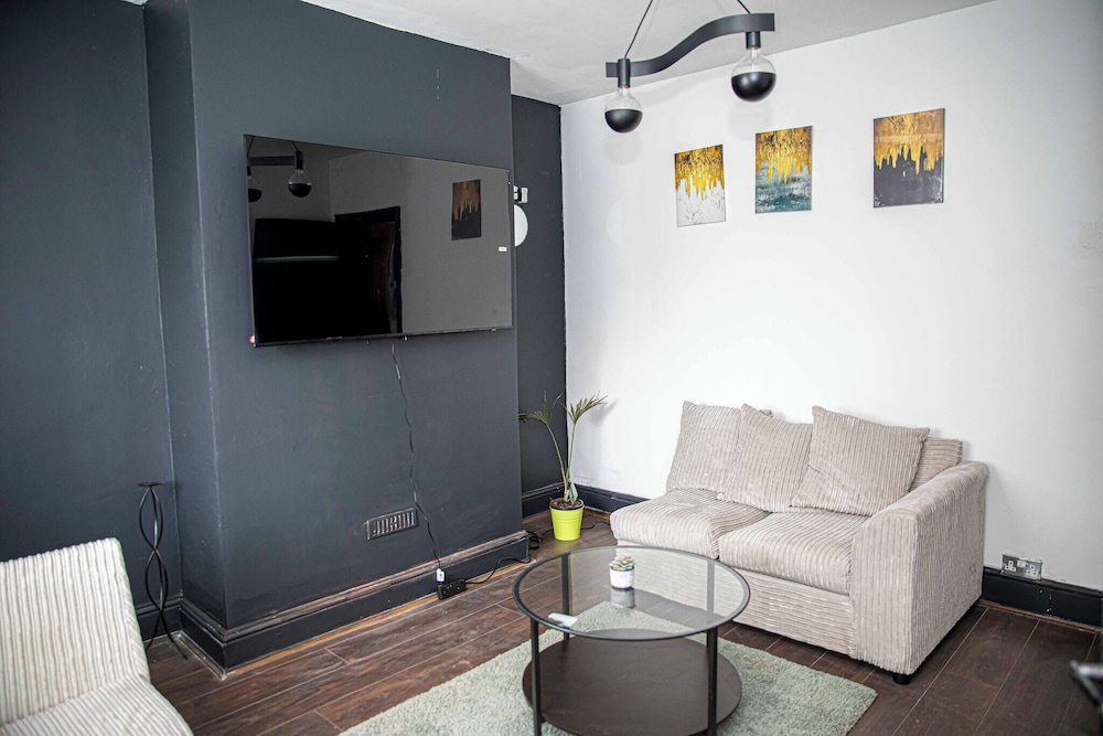 Home in Manchester Near Etihad Stadium - Parking