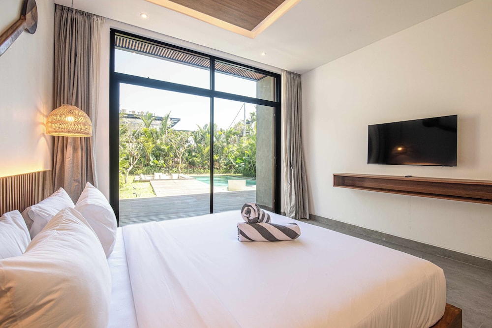 Opulent 5BR Modern Villa 400m From the Ocean