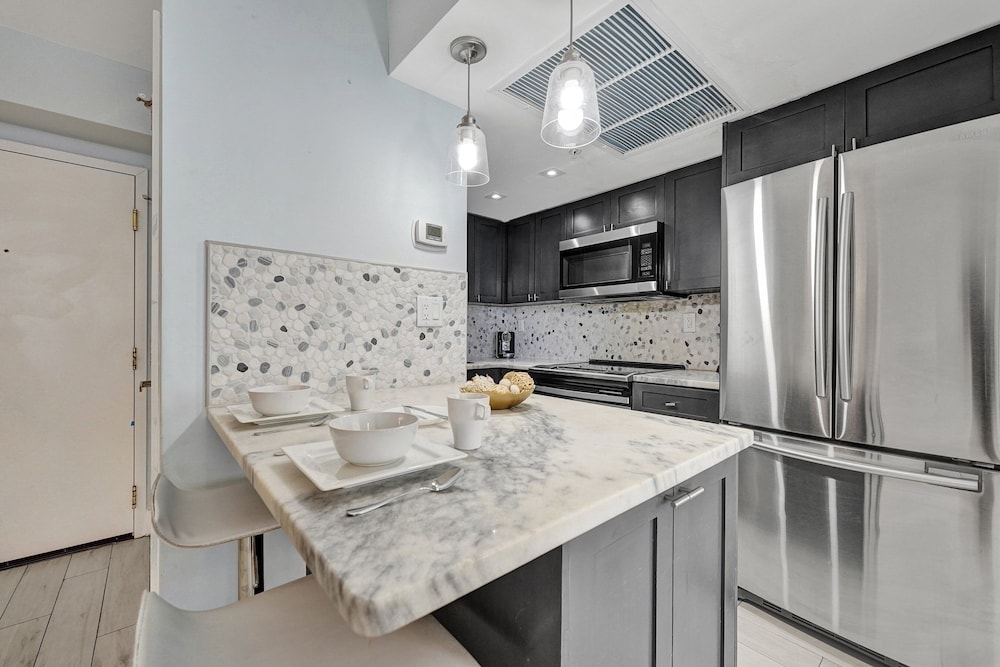 Alexander 817 3 Bedroom Apts