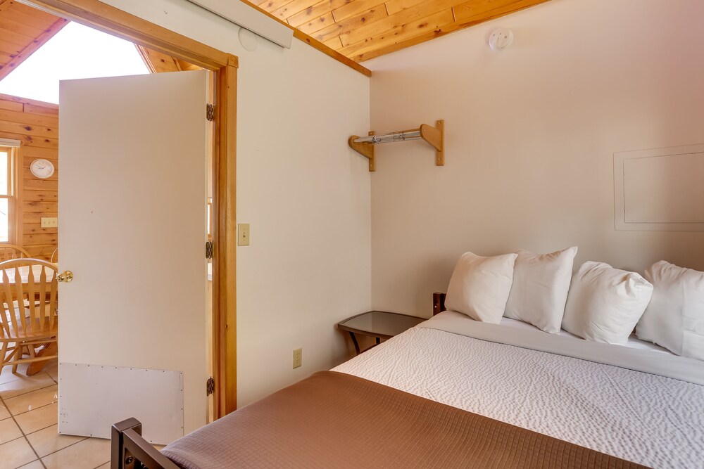 Cozy Keystone Cabin: Hot Tub, 3 Mi to Mt Rushmore! view 5