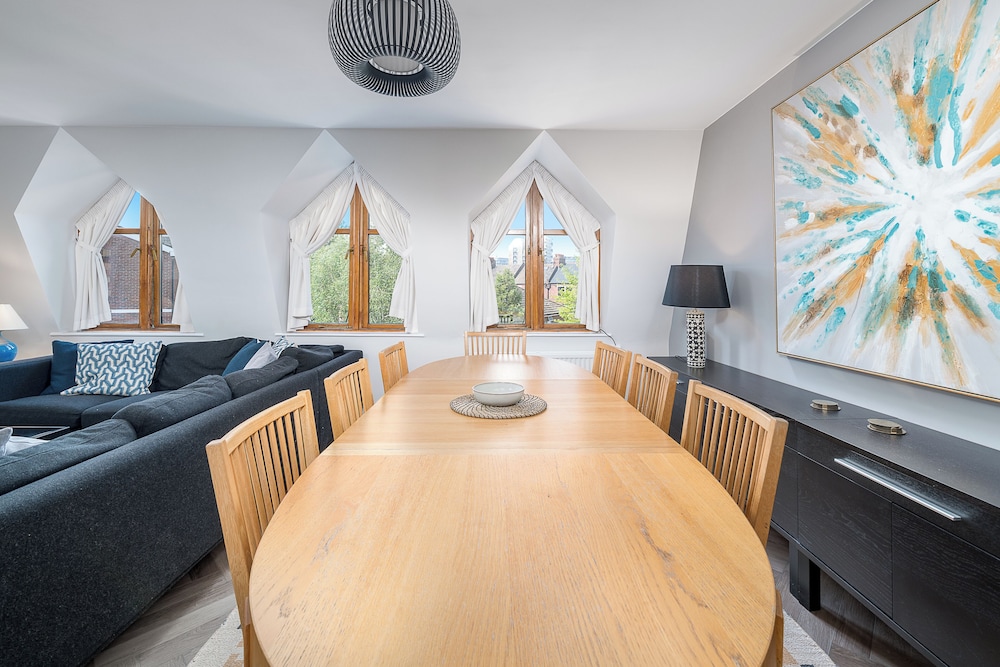 Chic 2BR Battersea Flat - Terrace & Pet-Friendly