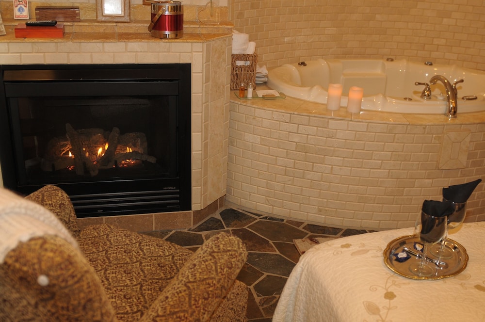 The Collins Inn and Seaside Cottages - Adults Only