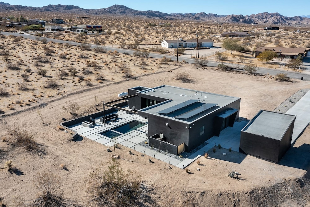Luxe Modern Escape w Pool Hot Tub Firepit Desert View Lassen by Avantstay