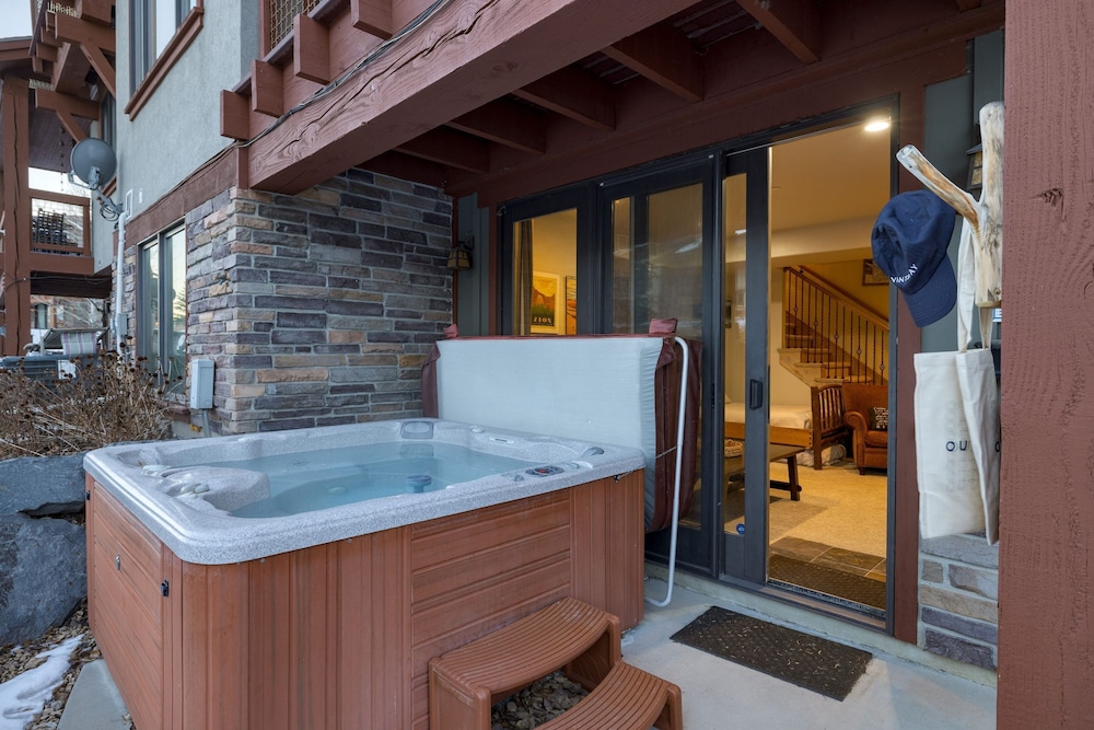 Blue Skies Lakeside Family-friendly Getaway w Hot Tub BBQ
