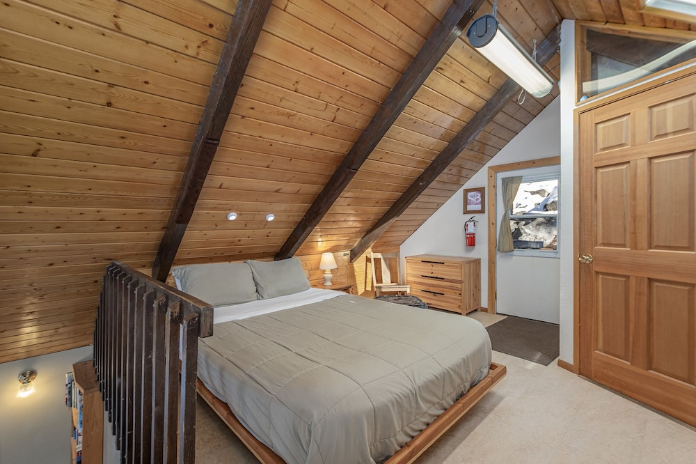 Icicle Chalet 1 Bedroom Cabin