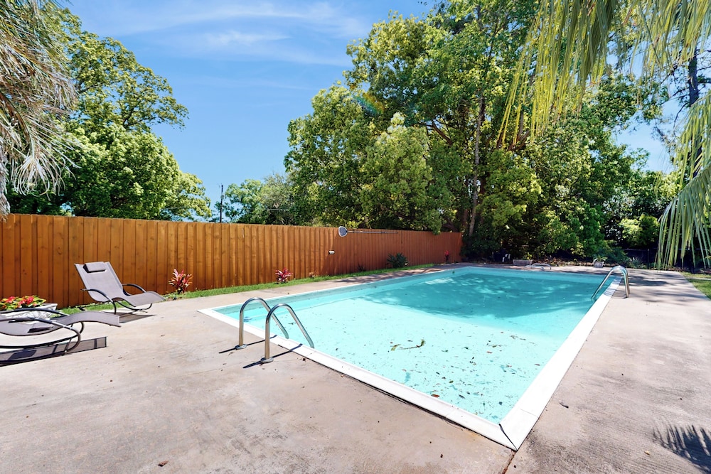 3BR Dog-friendly Home w/ Pool, Fireplace, W/d, A/C