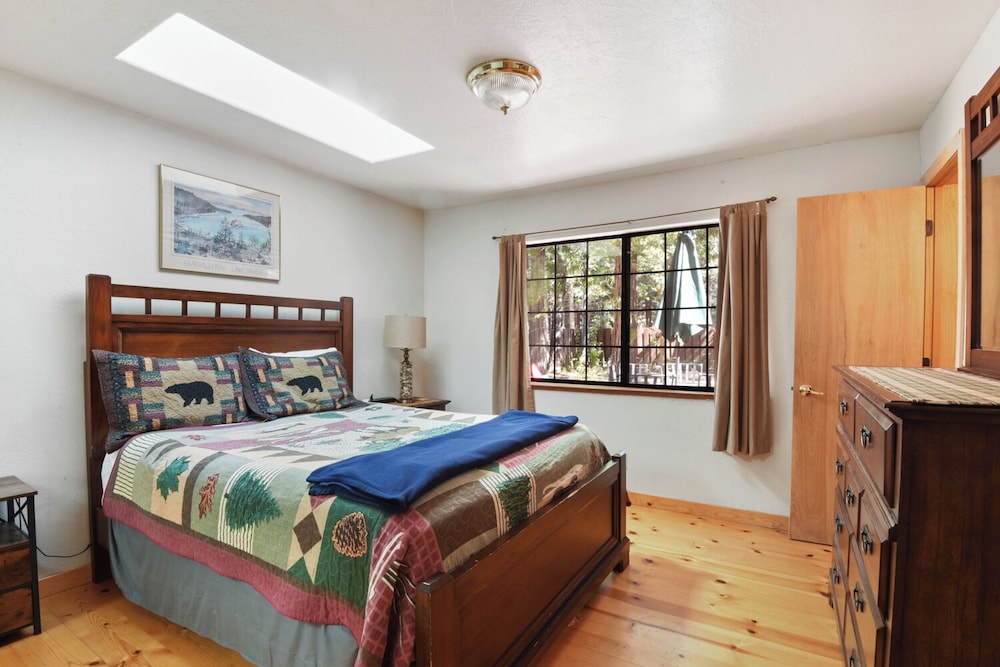 Elm Street Getaway Sleeps 8!