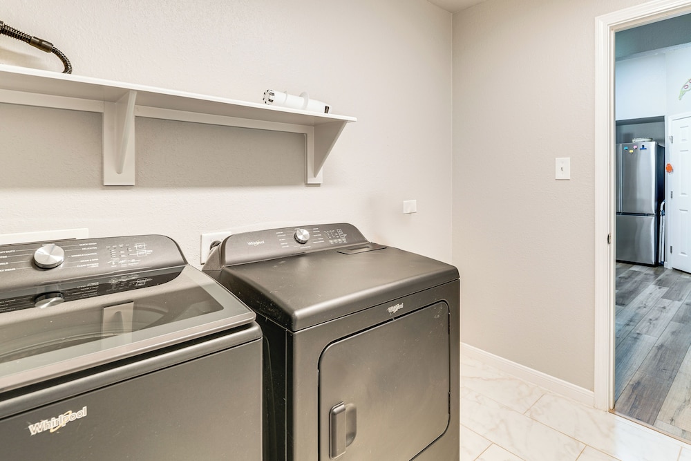 9 Mi to College Station: Dog-friendly Home w/ Yard