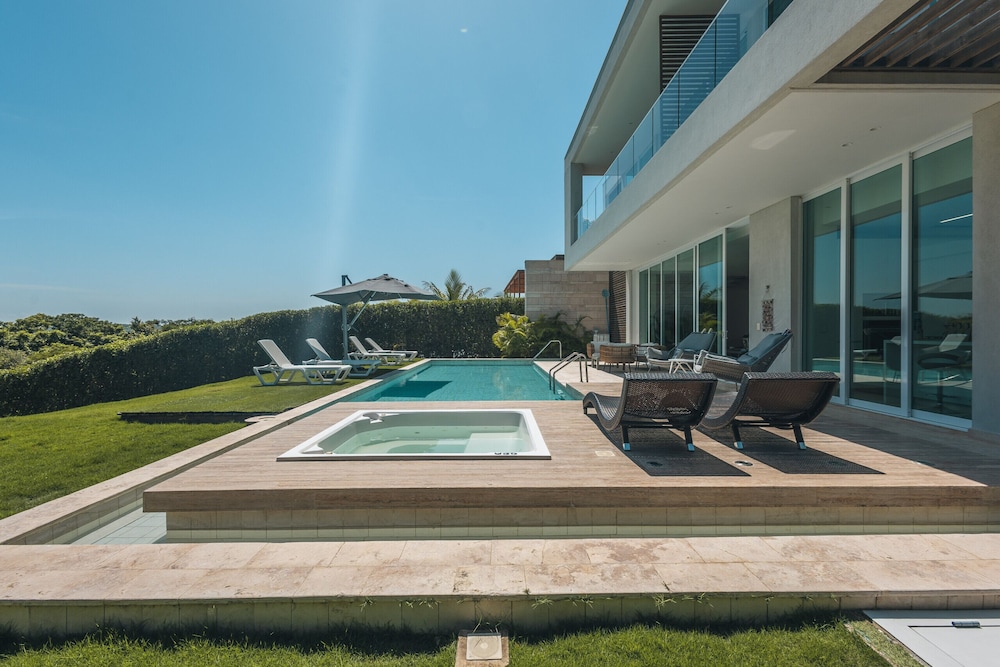 Tropical Villa w Pool Dock Access