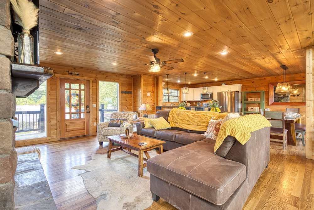 Cabin w Amazing Views Theater Firepit Hot Tub