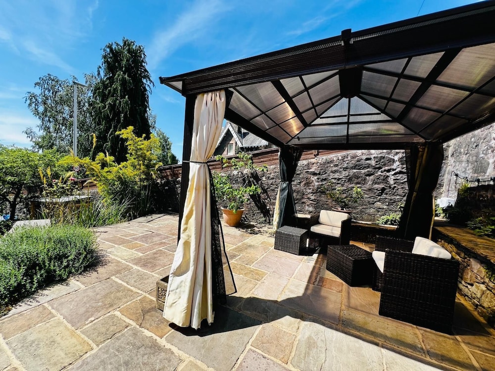 Dungora House