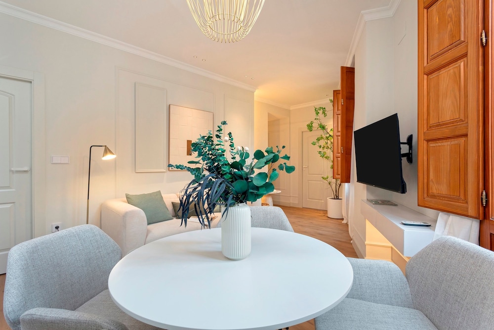Elegant Stay in Historic Granada Bib Rambla IV
