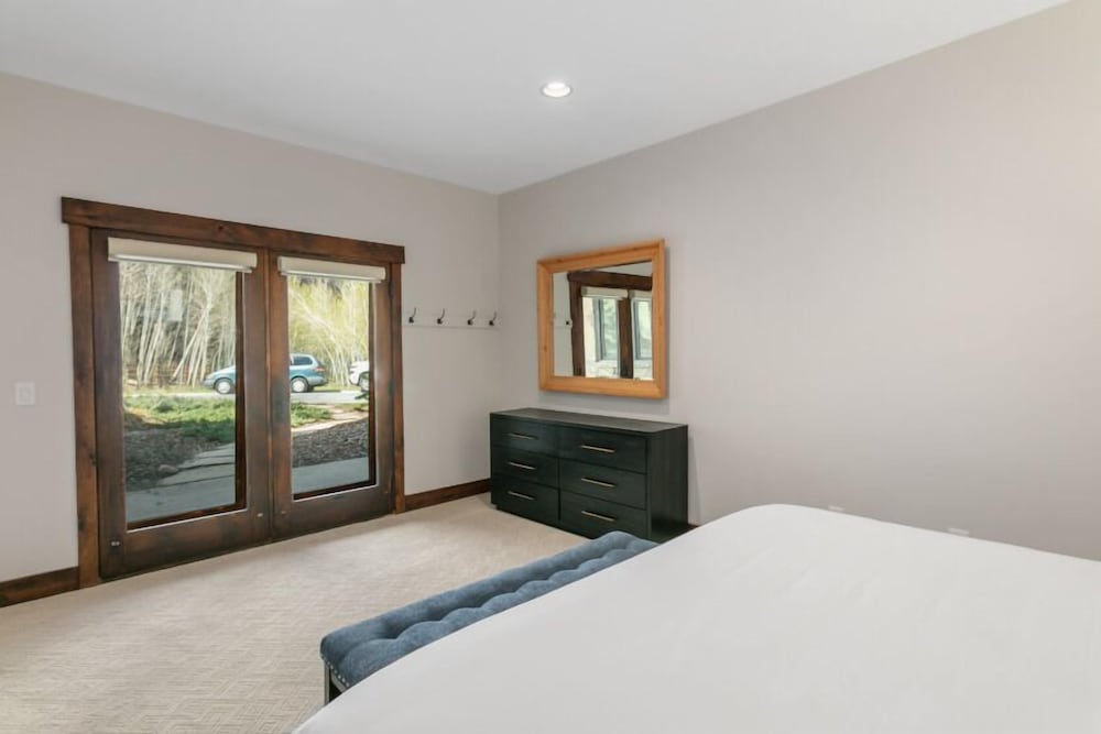 2540 Queen Esther Dr - 5 Bedroom Home with Spa 5 Home