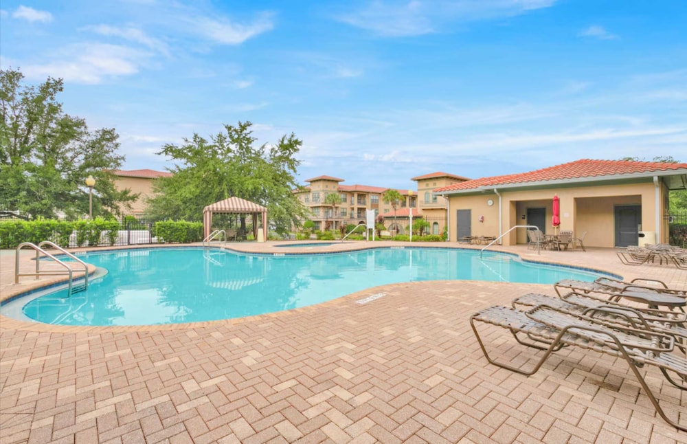 Tuscan Paradise At Bella Piazza