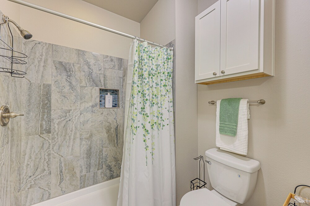 3 Mi to Hospitals: Stylish Condo in San Antonio!