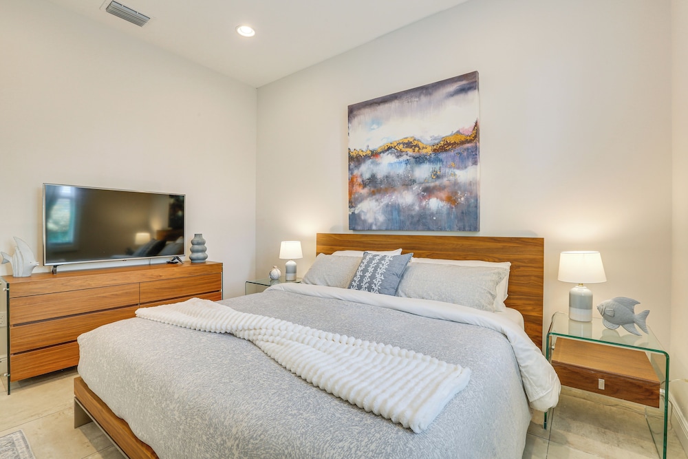 1/2 Mi to Beach: Poolside Oasis on Marco Island!