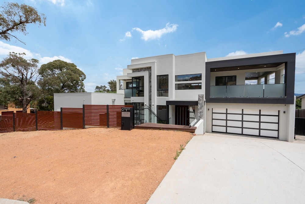 Spacious 5-bed Family Home in Giralang
