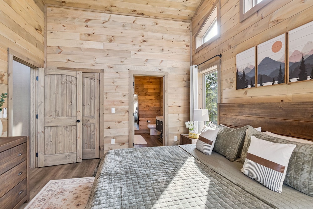 Golden Oaks Cabin 3 Bedroom Home