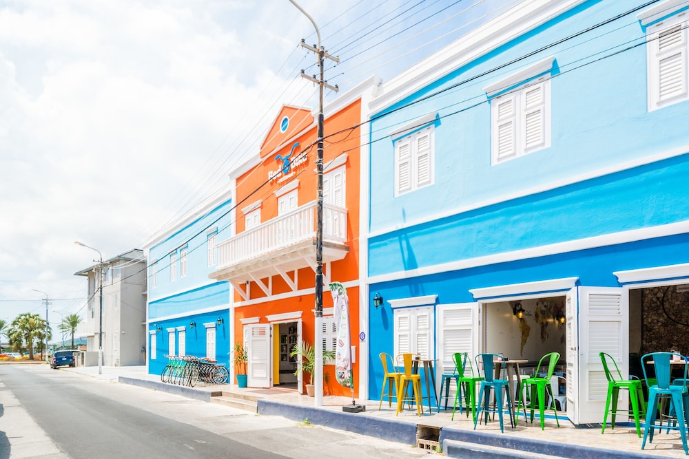 Hotel Bed & Bike Curacao Hostel - Image 1