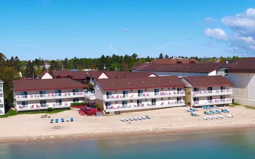 Hotel Super 8 by Wyndham Mackinaw City/Beachfront Area