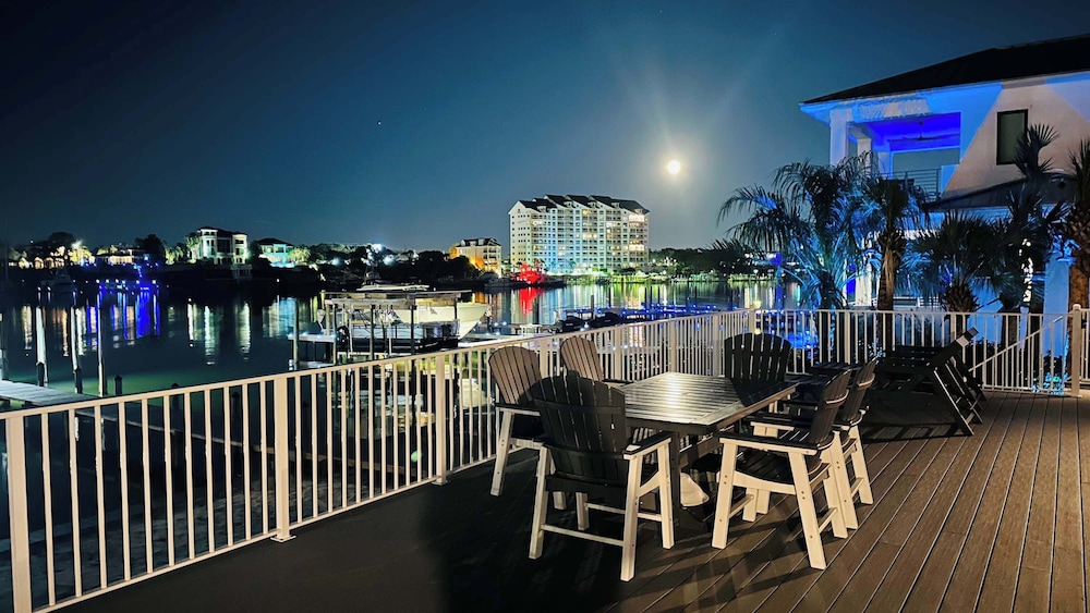 Harbor Seahorse - Outdoor Deck & Boat Dock
