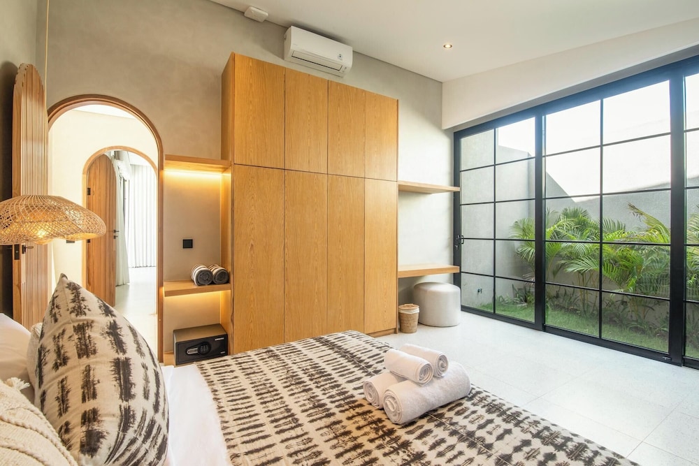 Stylish 5BR Boho Hideaway, 5 Minutes Bingin Beach