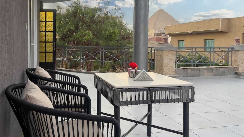 pyramids sun light view inn
