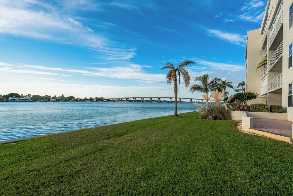 Bahia Vista 17-881 by Distinctive Beach Rentals