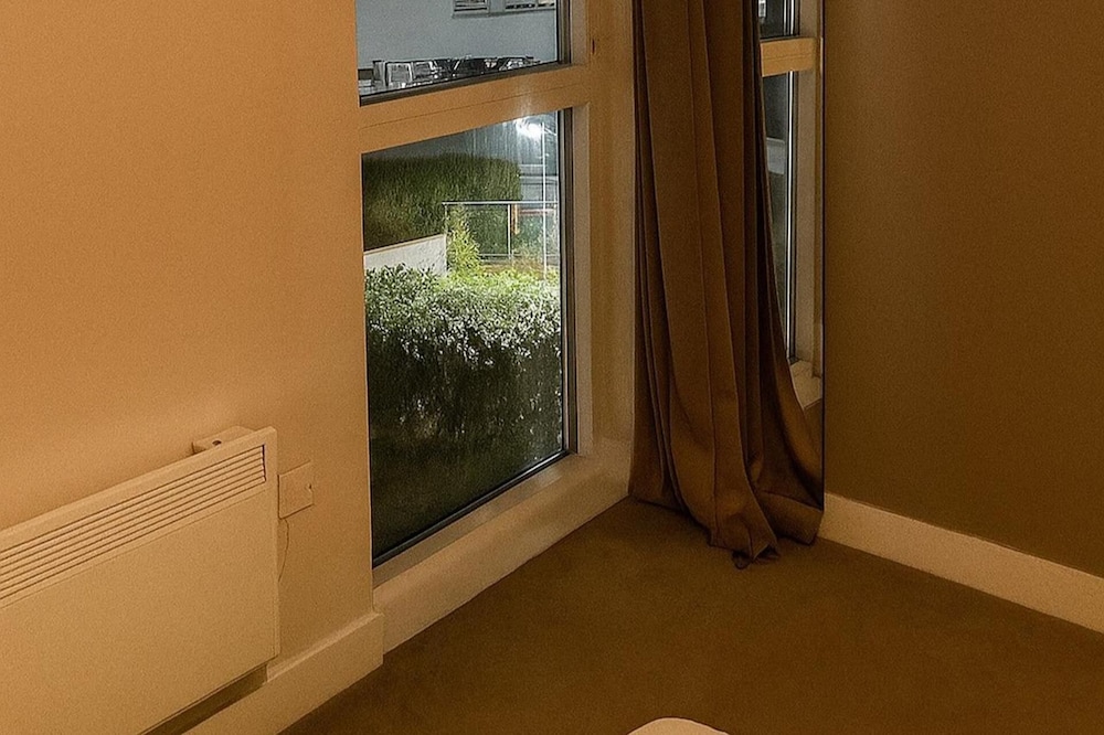 Apt - Sleeps 2 - Parking - Station Close