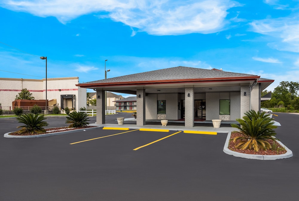 Thomasville Vacations - Red Roof Inn  Suites Thomasville - Property Image 17