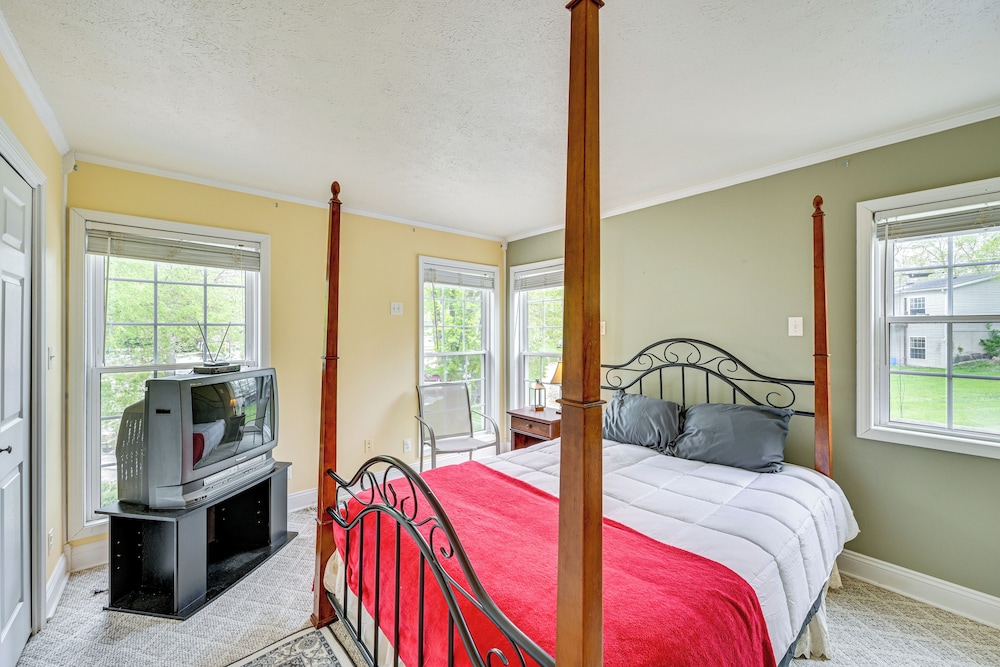 Scenic Views: Spacious Webster Lake House!