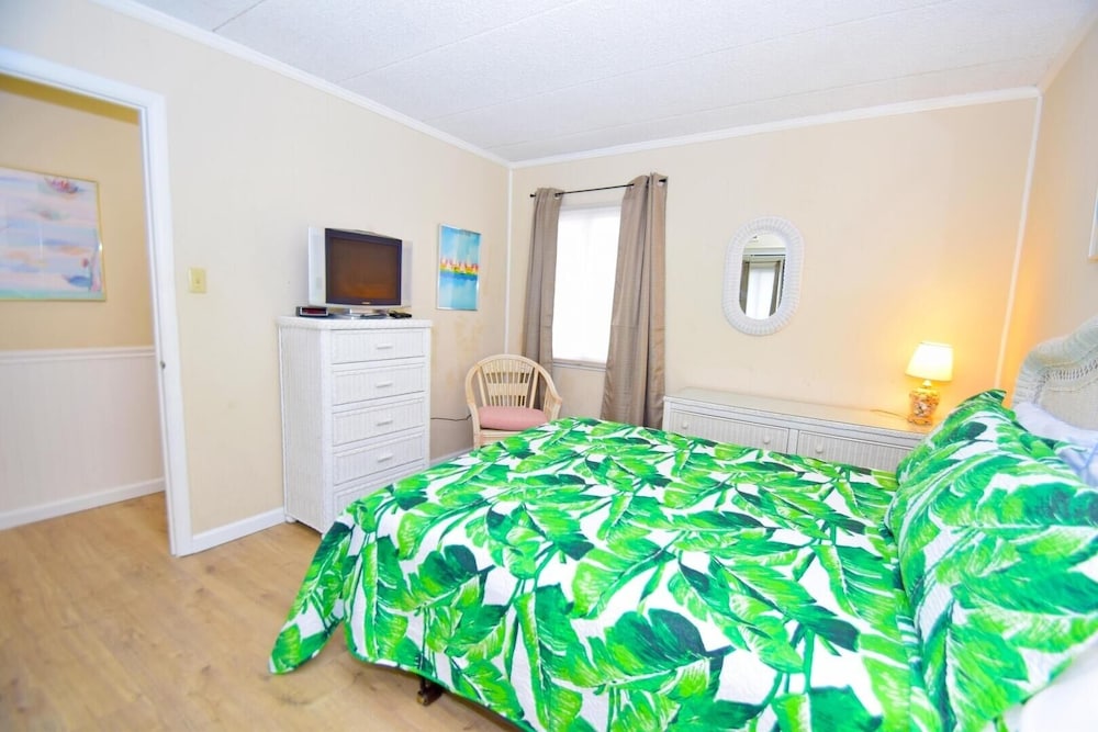 Shore Lea 102 1 Br condo by RedAwning