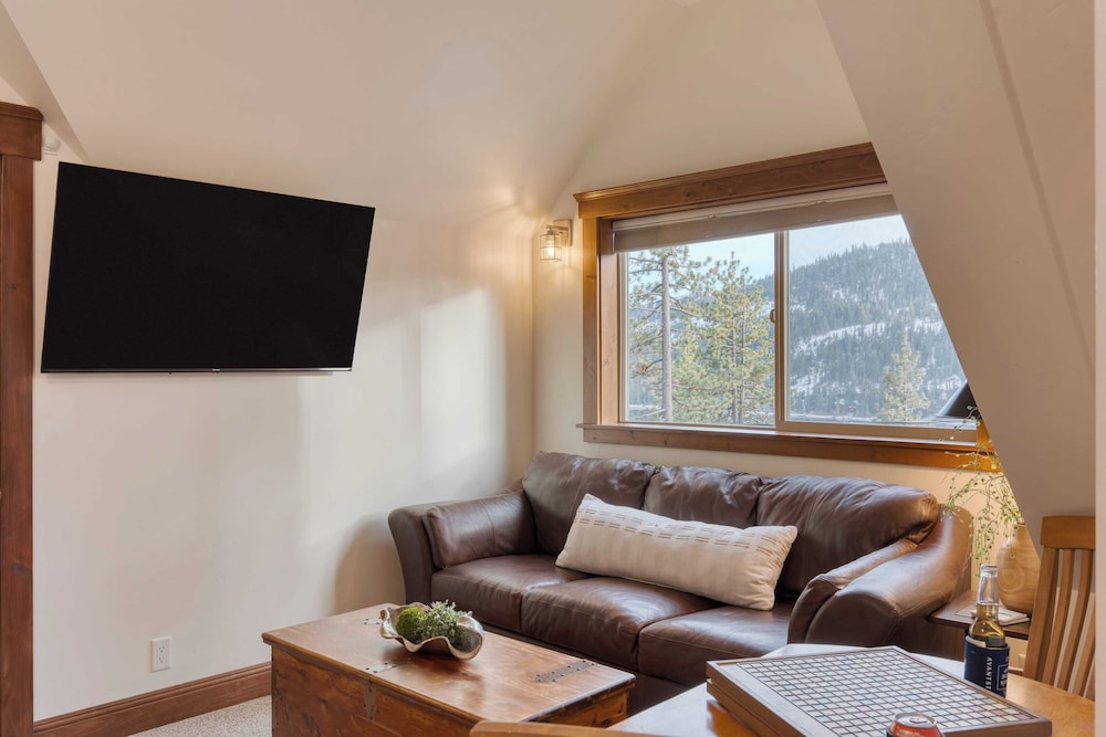 Denton by Avantstay Hot Tub, Deck w/ Fire Pit Near Skiing & Lake!