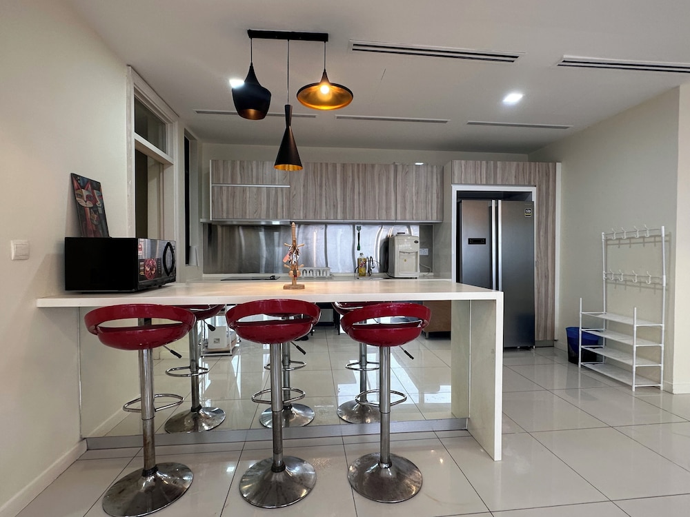 Skyline Luxe 4BR Retreat with En-suites