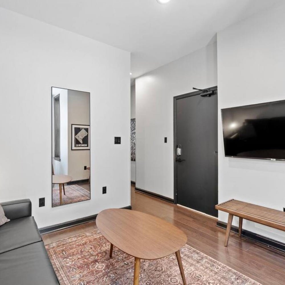 Charming DC Rowhouse Condo - Ideal Long-term Stay