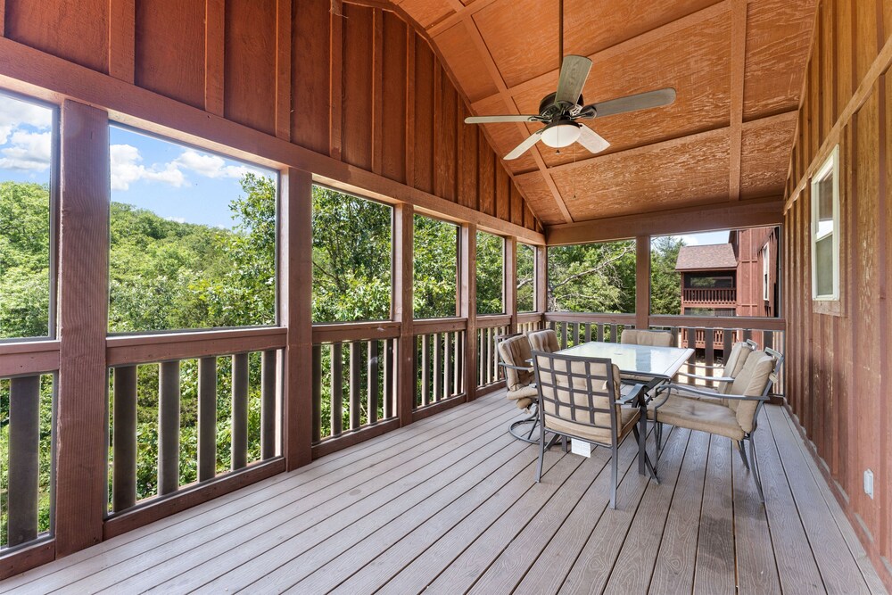 Timeless Memories Lodge 6 Bedroom Cabin by RedAwning
