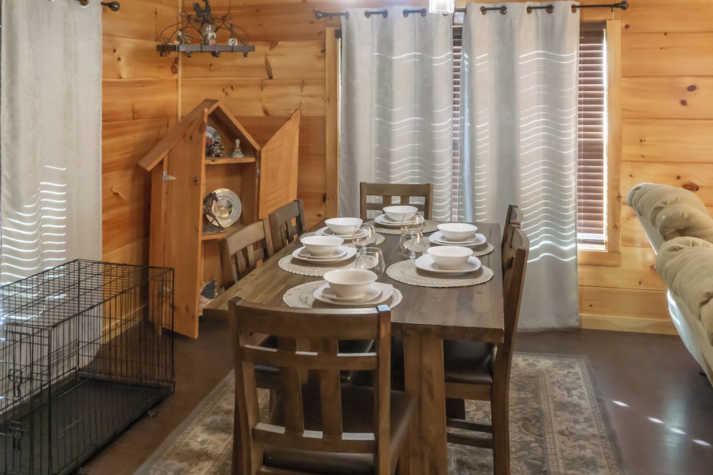 2 BR Pigeon Forge Home w/ Porch & Hot Tub