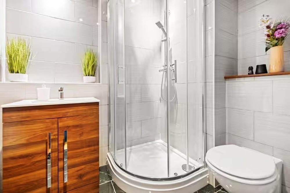 Leicester1br-wifi-modernapt-kitchen-sleeps2