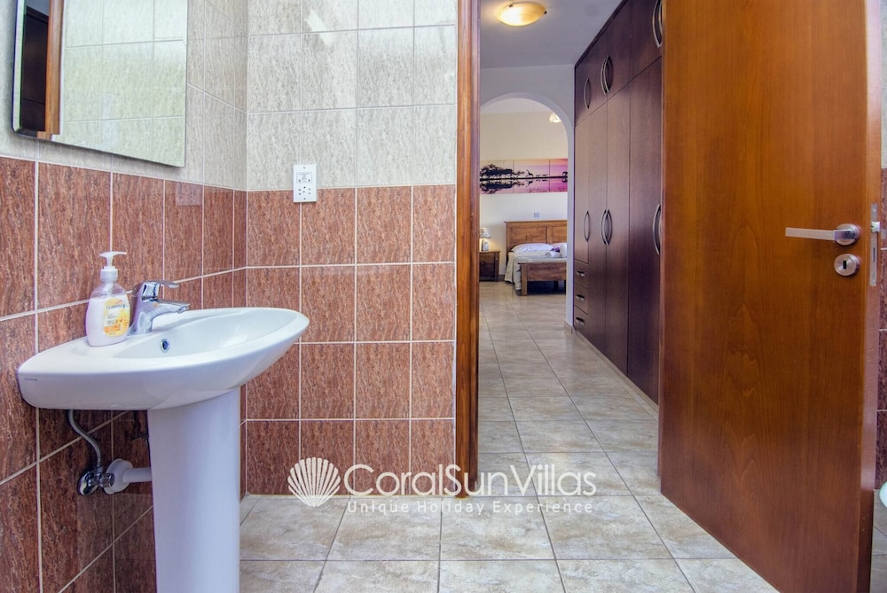 Family Villa Short Walk To Coral Bay Strip 5 Min and Pub, Shops etc