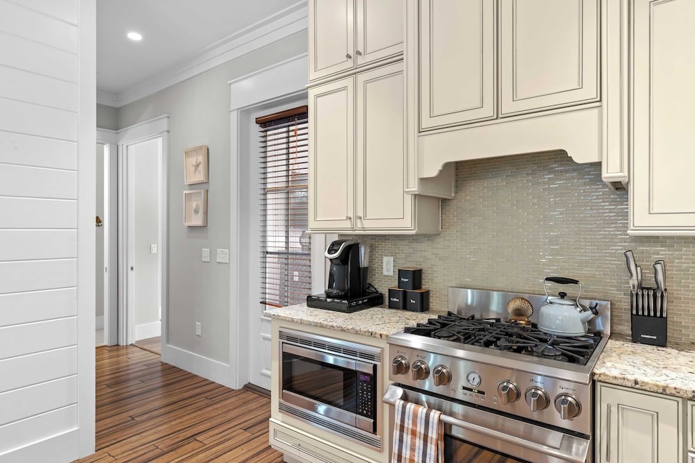 Seagrove Gardens Mins to the Beach, Santa Rosa Retreat w/ Golf Cart, A+ Design