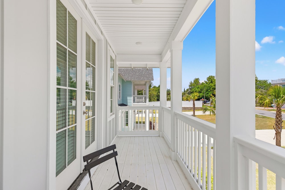 Spacious 6BR Beach Home Sleeps 15 Relax & Reconnect at Coastal Breeze